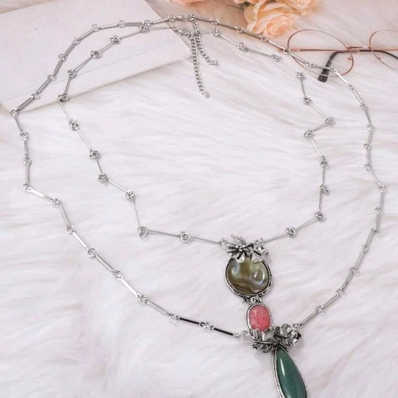 Elegant Silver and Green Pendant Necklace - Picture 3 of 5